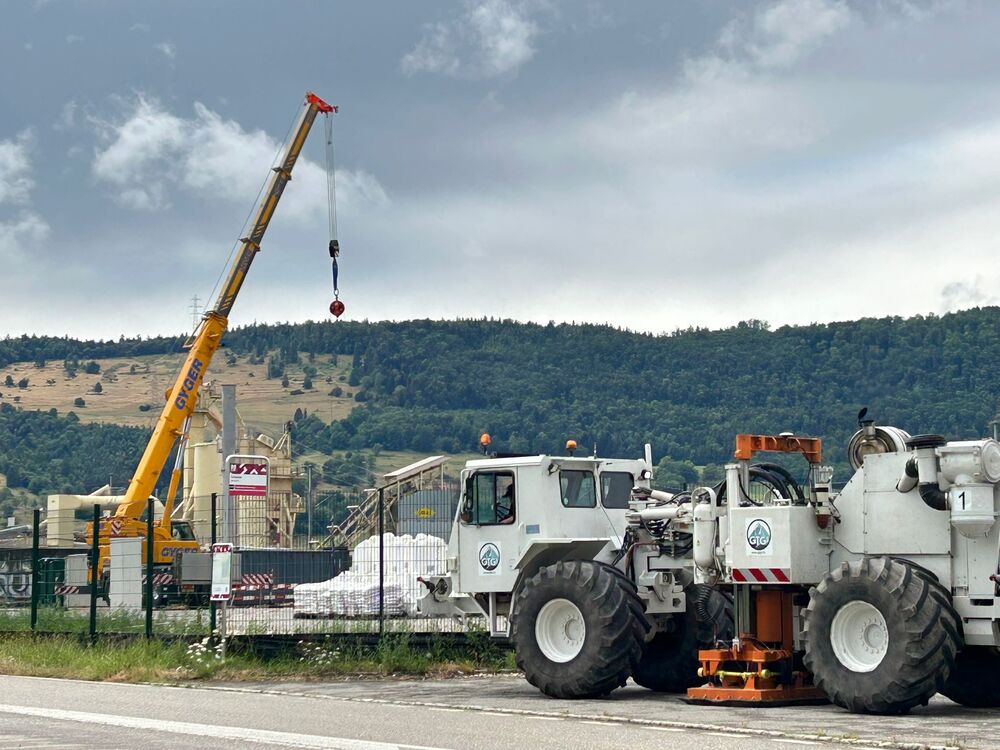Im Anschluss an die Stimulationstests wurden zusätzliche geophysikalische Messungen in der Bohrung durchgeführt. Dank der im Bohrloch installierten Seismometerkette konnten die von einem Vibrationsfahrzeug erzeugten Vibrationen aufgezeichnet und so die Ausbreitungsgeschwindigkeit der Wellen im Boden bestimmt werden. Anhand dieser Informationen können Geophysiker ihre Modelle kalibrieren. (Foto: Geo-Energie Suisse AG)